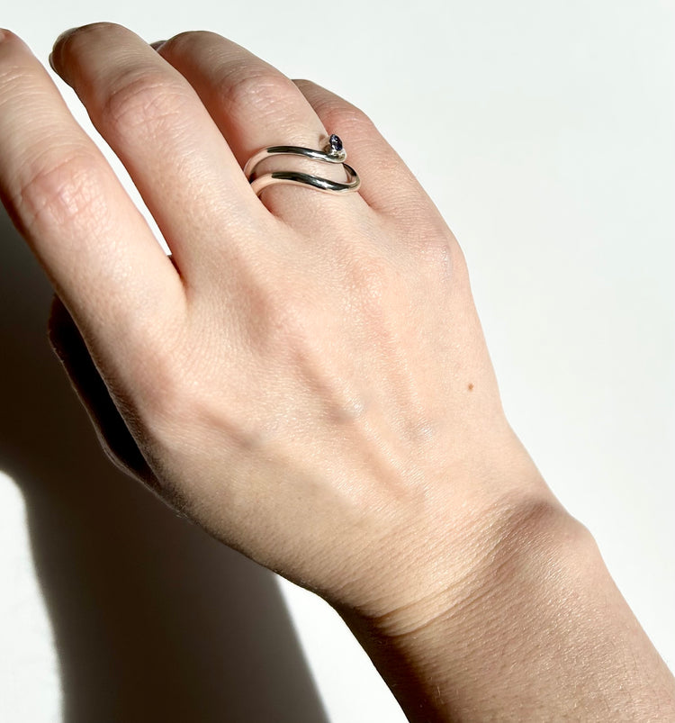 ÉCUME silver ring with tanzanite