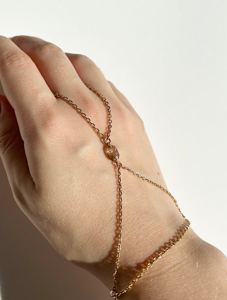 ESSENCE hand chain with sapphire