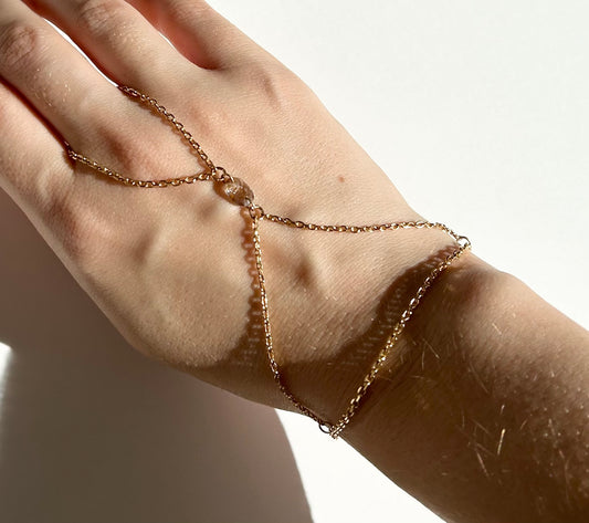 ESSENCE hand chain with sapphire